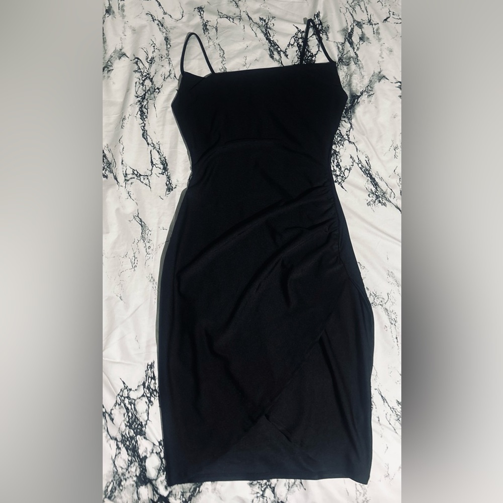 It's a versatile piece to add to your wardrobe! 👗✨